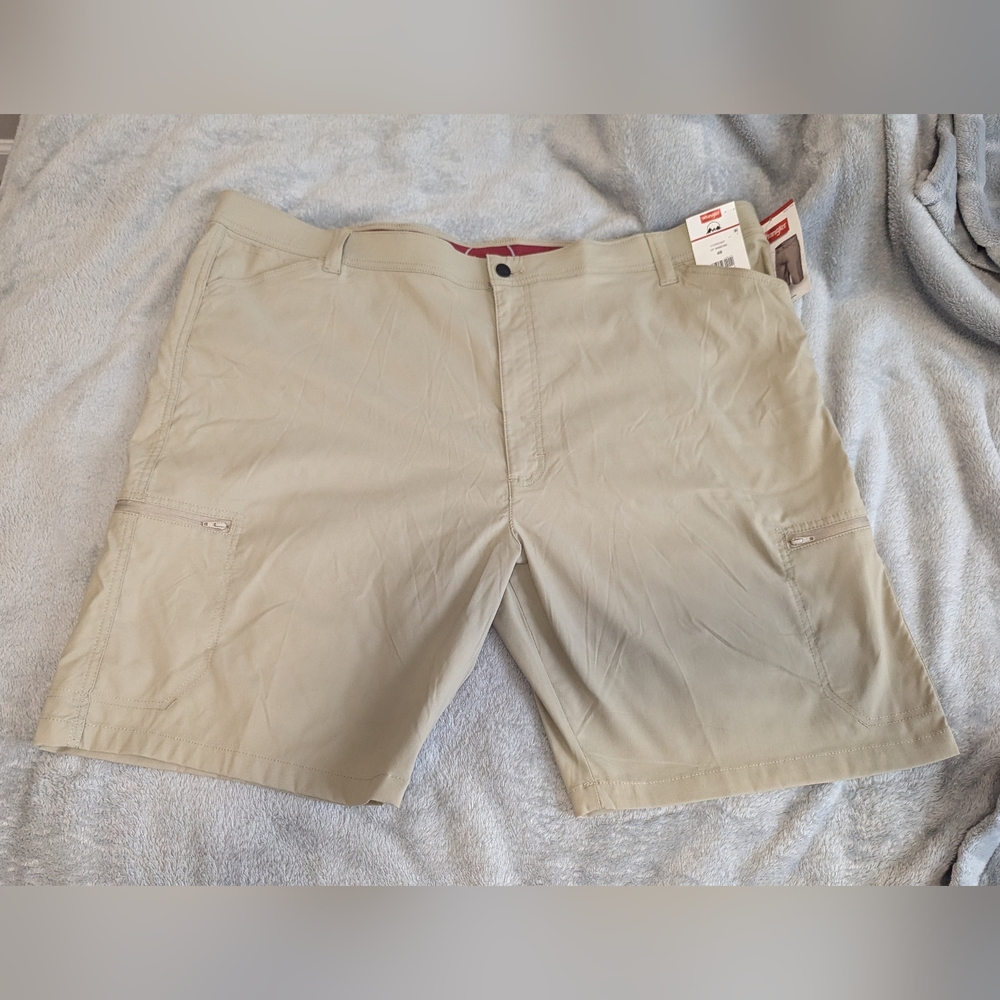 Wrangler performance zip cargo relaxed fit Sz: 48 NWT